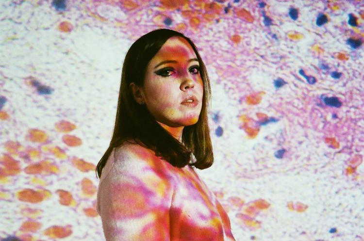 Bag det kække alias Soccer Mommy gemmer sig musiker og sangskriver Sophie Allison.  Pr-foto 