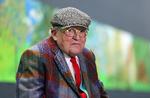 David Hockney er blandt meget andet kendt for sine kæmpe malerier af blandt andet Grand Canyon og naturen nær Yorkshire, hvor han voksede op. Under nedlukningen i 2020 malede han det 91 meter lange værk 'A year in Normandy', som kan skimtes i baggrunden på billedet her.  Foto: Thomas Coex/Ritzau Scanpix