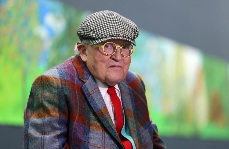 David Hockney er blandt meget andet kendt for sine kæmpe malerier af blandt andet Grand Canyon og naturen nær Yorkshire, hvor han voksede op. Under nedlukningen i 2020 malede han det 91 meter lange værk 'A year in Normandy', som kan skimtes i baggrunden på billedet her.  Foto: Thomas Coex/Ritzau Scanpix