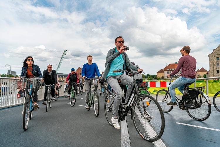     København: Flere og flere danskere kører på elcykel, og det gælder også unge og raske mennesker. Reportage - Oplever cyklisterne problemer med elcykler?    Foto: Henning Hjorth
