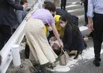 Shinzo Abe ligger på jorden efter at være blevet skudt.  Foto: Kyodo/Ritzau Scanpix