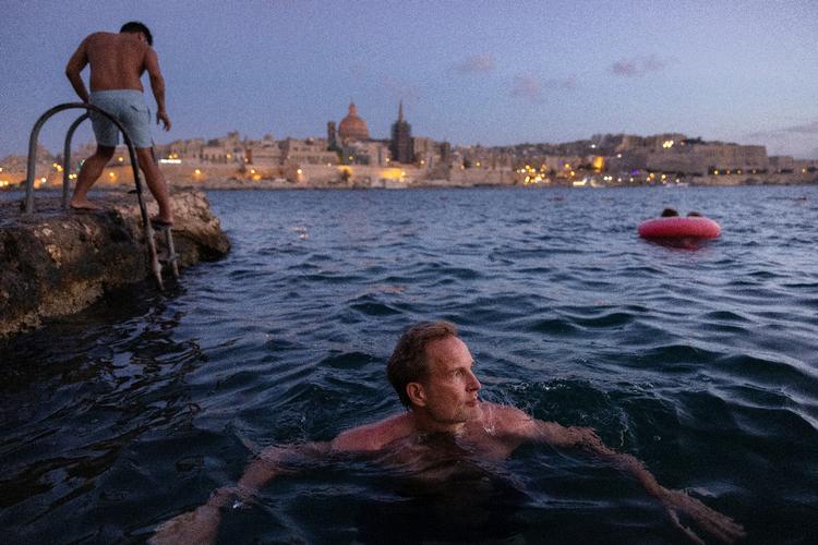 Forfatter Christian Jungersen fotograferet  på Malta. Efter mange år i udlandet er han nu vendt hjem til Danmark. Foto: Thomas Borberg