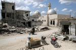 'Benzin-station' i Nairab i den nordvestlige syriske Idlib-provins. Flere millioner syrere har desperat behov for humanitær hjælp..
 Foto: Khalil Ashawi/Ritzau Scanpix