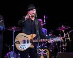 Da Roger McGuinn så George Harrison spille 12-strenget guitar i The Beatles, gik han direkte ud og købte en lignende guitar. Foto: mpi04/Ritzau Scanpix