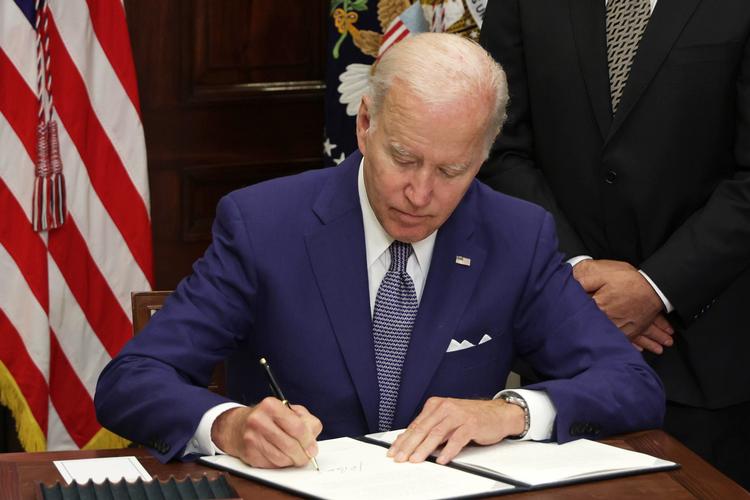     WASHINGTON, DC - JULY 08: U.S. President Joe Biden signs an executive order on access to reproductive health care services during an event at the Roosevelt Room of the White House on July 8, 2022 in Washington, DC. President Biden delivered remarks on reproductive rights at the event. Alex Wong/Getty Images/AFP == FOR NEWSPAPERS, INTERNET, TELCOS &amp; TELEVISION USE ONLY ==   Foto: Alex Wong/Ritzau Scanpix