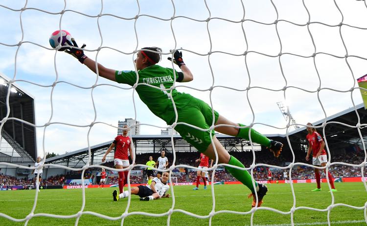 Lene Christensen blev passeret fire gange, men gjorde faktisk sit til, at kampen ikke endte i en ren katastrofe. Foto: Dylan Martinez/Ritzau Scanpix