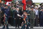 Ruslands præsident, Vladimir Putin, og forsvarsminister, Sergei Shoigu, fotograferet, da de 22. juni deltog ved en ceremoni ved den ukendte soldats grav i en park tæt ved Kreml i Moskva.  Foto: Maxim Shipenkov/Ritzau Scanpix