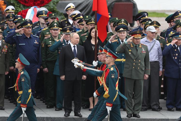 Ruslands præsident, Vladimir Putin, og forsvarsminister, Sergei Shoigu, fotograferet, da de 22. juni deltog ved en ceremoni ved den ukendte soldats grav i en park tæt ved Kreml i Moskva.  Foto: Maxim Shipenkov/Ritzau Scanpix