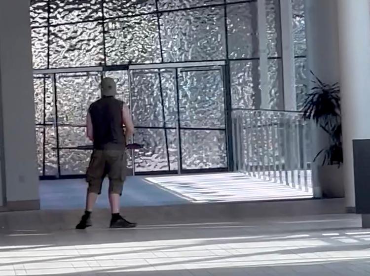 Under søndagens skyderi i Field's blev den nu drabssigtede 22-årige mand filmet med en mobiltelefon. Da venner til gerningsmanden så nogle af de billeder, der kort efter florerede af ham på sociale medier, fik de et chok. Foto: Mahdi al-Wazni