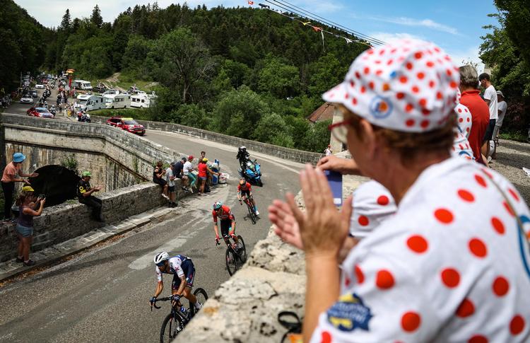 Den 109. udgave af Tour de France har i den første uge været gennem fire lande – Danmark, Frankrig, Belgien og lørdag var der så mål i Lausanne i Schweiz, hvor starten også går til 9. etape. Søndag skal feltet forcere flere   stigninger, som formentlig vil skabe god underholdning  for  tilskuerne langs ruten.   Foto: Thomas Samson/Ritzau Scanpix