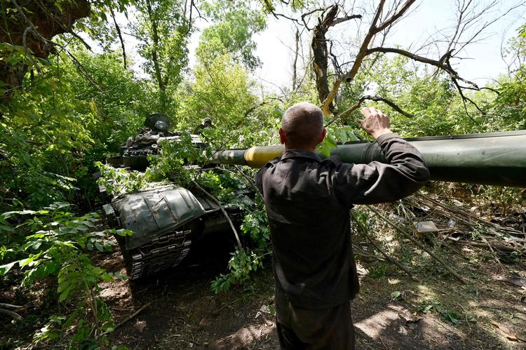 En ukrainsk soldat fotograferet i går i det østlige Ukraine, mens han kontrolleret en T-72 tank.  Foto: Miguel Medina/Ritzau Scanpix