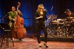 Melody Gardot flankeret af bas og percussion på scenen i Koncerthuset. Foto: Tilde Døssing Tornbjerg