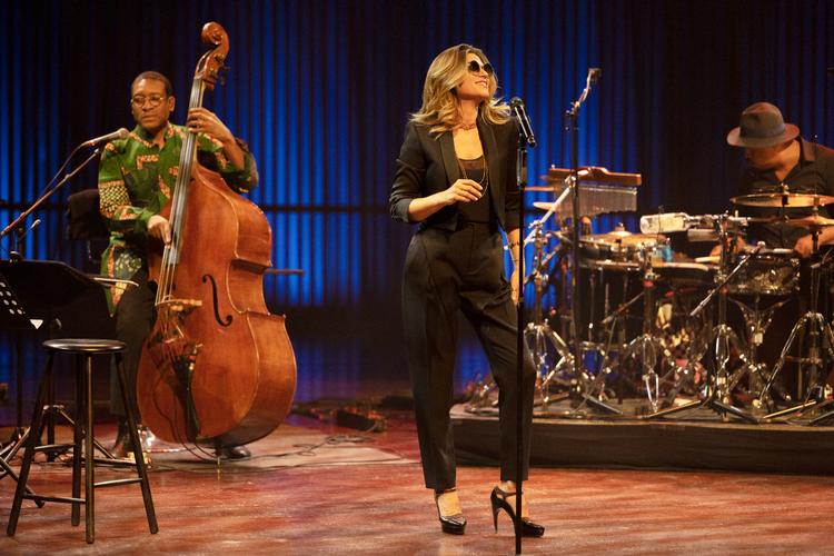 Melody Gardot flankeret af bas og percussion på scenen i Koncerthuset. Foto: Tilde Døssing Tornbjerg