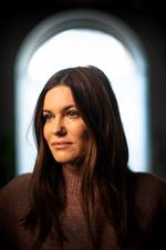 De to milliarder var givet bedre ud, hvis de var gået til sangskriverne, frem for at Spotify nu får placeret sit grønne bølgelogo på FC Barcelona-fodboldspillernes trøjer og bliver en del af hjemmestadionets navn, mener sanger og sangskriver Pernille Rosendahl. Foto: Joachim Ladefoged