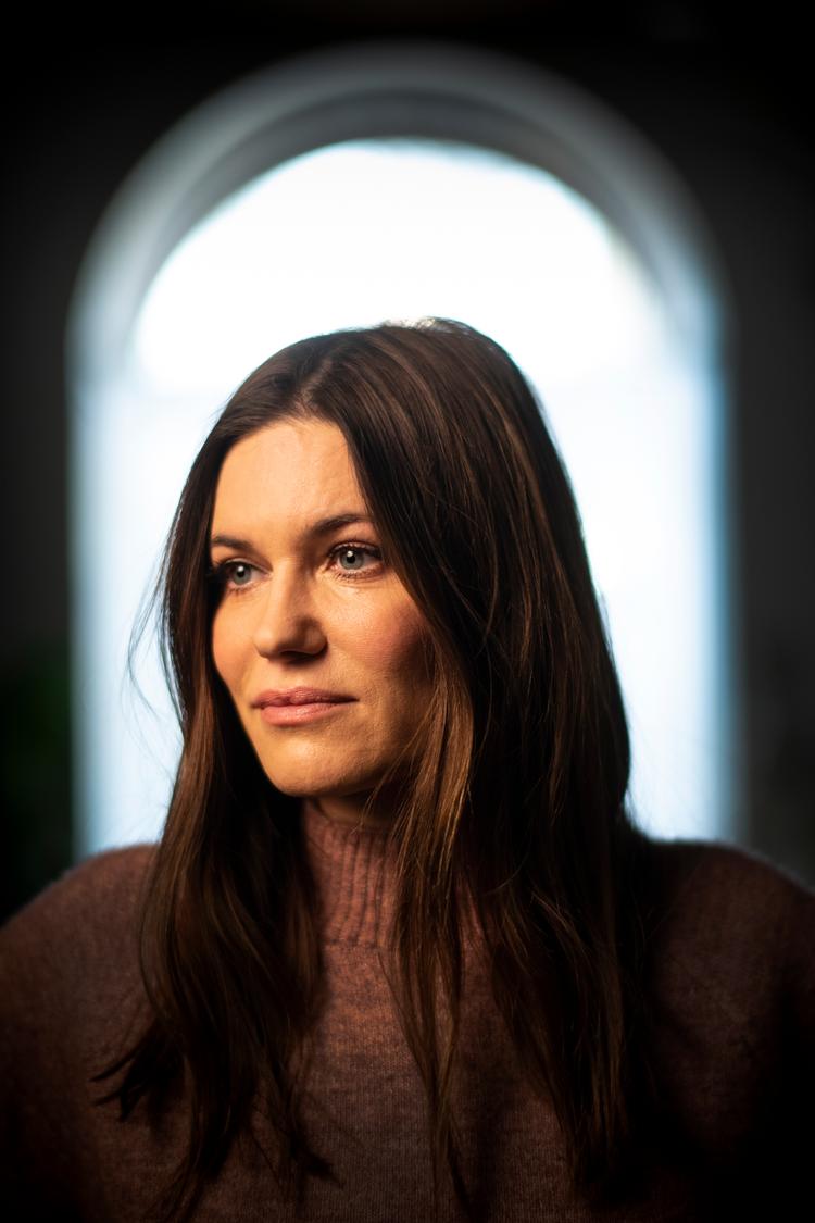 De to milliarder var givet bedre ud, hvis de var gået til sangskriverne, frem for at Spotify nu får placeret sit grønne bølgelogo på FC Barcelona-fodboldspillernes trøjer og bliver en del af hjemmestadionets navn, mener sanger og sangskriver Pernille Rosendahl. Foto: Joachim Ladefoged