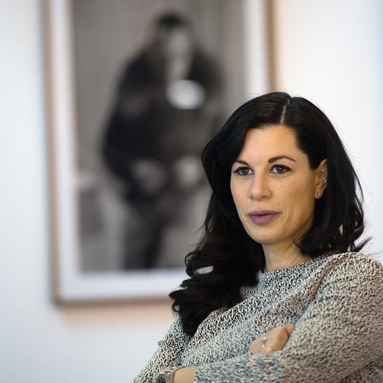   Julia Stoschek er en af Tysklands største og mest indflydelsesrige kunstsamlere og har med sine gallerier i Düsseldorf og Berlin fremmet unge, moderne kunstnere. Men nu er hun i problemer, fordi hendes oldefar var nazist og benyttede tvangsarbejdere til at skabe familiens formue. Foto: Federico Gambarini/Ritzau Scanpix