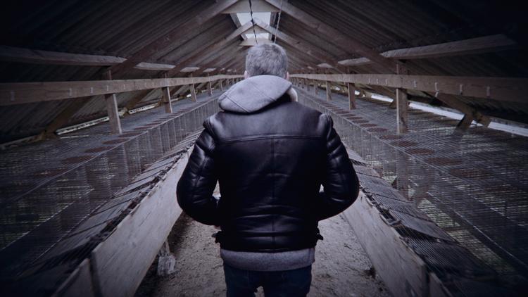 Minkavler Klaus Nissen på sin lukkede minkfarm. Også myndighedernes kontrol, som var baseret på frivillighed, sætter dokumentaren spørgsmålstegn ved. Foto: Dokumentarkompagniet/TV 2 