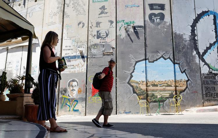 Betlehem - her vil den palæstinensiske præsident, Mahmoud Abbas, modtage sin amerikanske gæst og kollega, Joe Biden. Byen har været besat af Israel i 55 år - siden juni 1967.  
 Foto: Mussa Issa Qawasma/Ritzau Scanpix