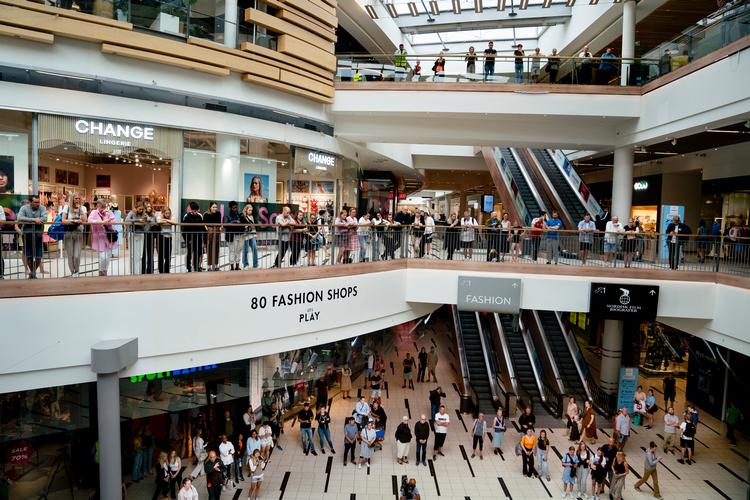 I et minut stod folk helt stille med hænderne foldet sammen.  Foto: Liselotte Sabroe/Ritzau Scanpix