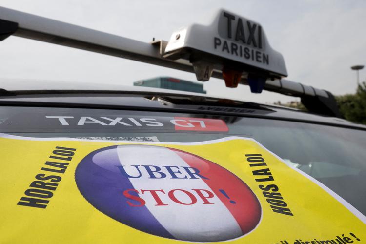     Taxabranchen reagerede i 2015 - 2016 med voldsomme demonstrationer mod Über, som heller ikke var populær i regeringen. Men Emmanuel Macron så Über som en del af Frankrig som 'start up nation', som han gik til valg på. I daag er han i dyb politisk krise. Foto: Kenzo Tribouillard/Ritzau Scanpix