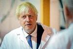 Boris Johnson må afgive titlen som preminister 5. septmber. Indtil da bliver han siddende som fungerende premierminister. Mandag var han på besøg hos en biomedicinsk virksomhed i London. Foto: Pool/Ritzau Scanpix
