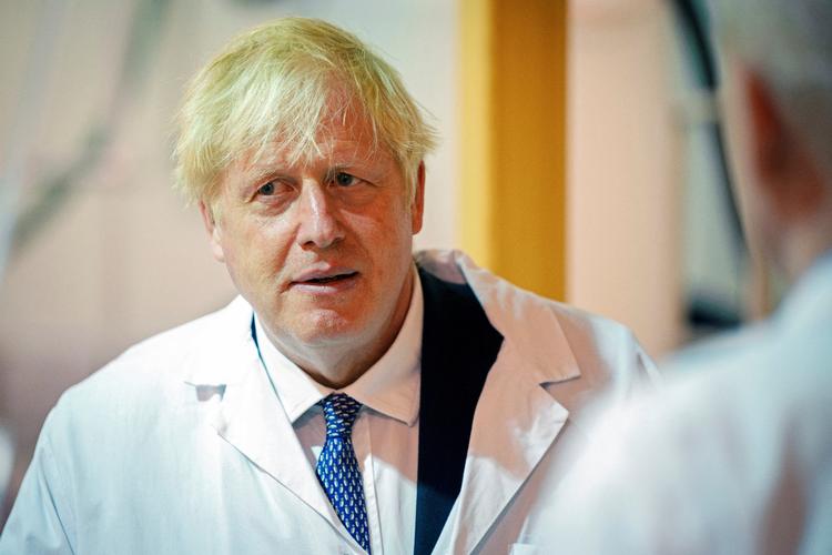 Boris Johnson må afgive titlen som preminister 5. septmber. Indtil da bliver han siddende som fungerende premierminister. Mandag var han på besøg hos en biomedicinsk virksomhed i London. Foto: Pool/Ritzau Scanpix