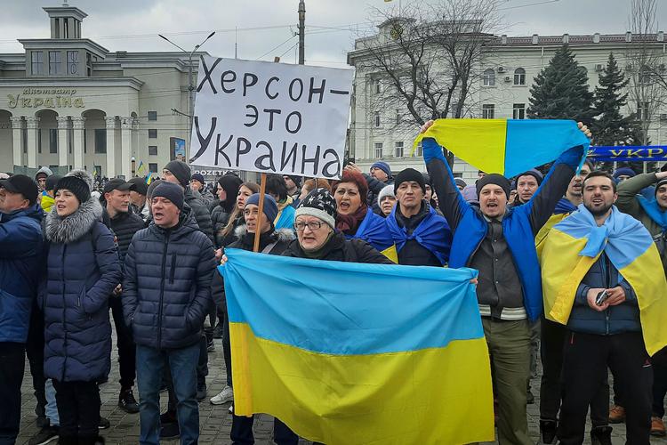 Arkivfoto fra marts 2022. Borgere i Kherson demonstrerer mod russernes indtog - »Kherson er ukrainsk«, står der på skiltet.  Foto: Olexandr Chornyi/Ritzau Scanpix