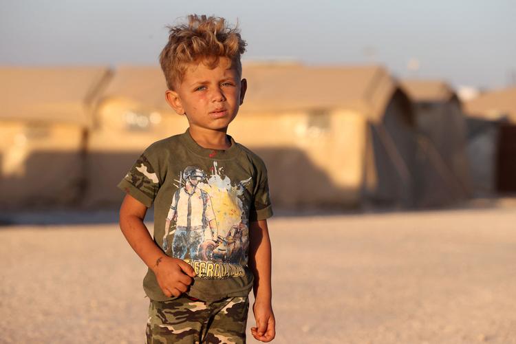 Én dreng blandt fire millioner nødstedte ved Idlib i det nordvestlige Syrien. De er afhængige af international hjælp over grænsen fra Tyrkiet. Rusland insisterer på, at hjælp kun må bringes ind gennem een grænseovergang- og vil nu ikke love at støtte det i mere end et halvt år.. Nødhjælps-organisationer kritiserer Putins Ruslnd for at bruge de nødstedte i sit politiske spil.
 Foto: Omar Haj Kadour/Ritzau Scanpix