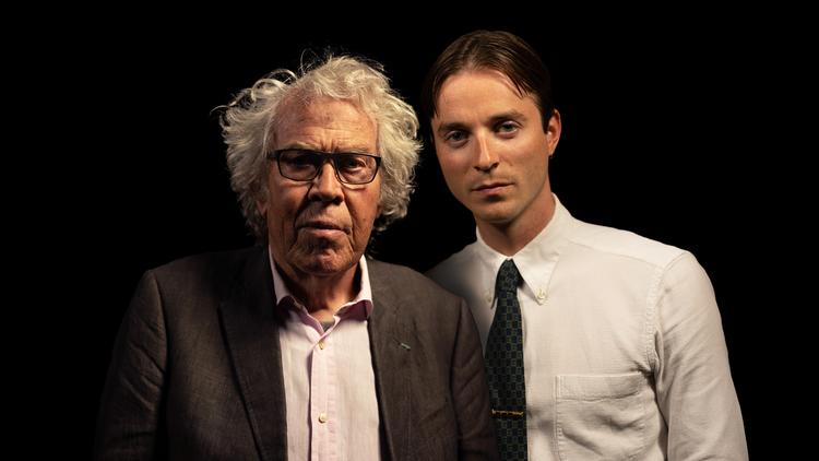  Intet er for pompøst til Jørgen Leth (tv.) og Bastian Emil Goldschmidt, når det bare kan køre på to hjul.   Foto: Warner Bros. Discovery