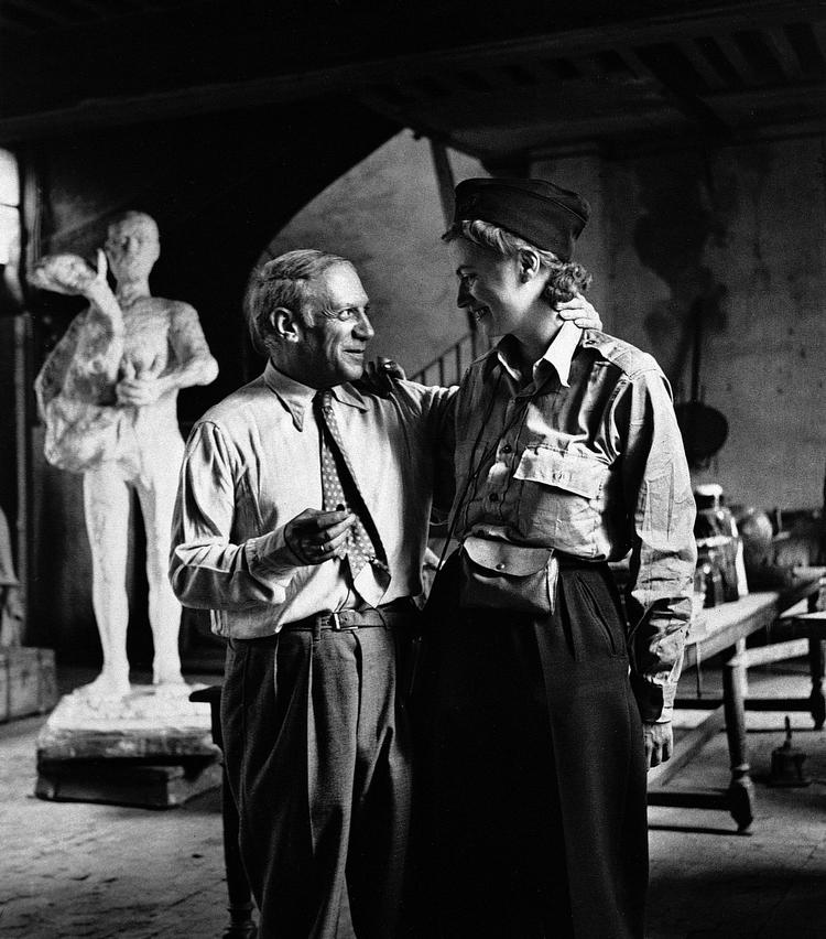 Tårnhøje Lee Miller bedårede også den kvindeglade Picasso, som hun her ser venligt ned på. Foto: © Lee Miller Archives 2022. www.leemiller.co.uk Foto: © Lee Miller Archives 2022. www.leemiller.co.uk