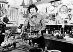 Julia Childs kogebog kan læses igen og igen, også selv om man ikke laver hendes retter. Men omeletterne skal man lave. Lettere mad findes ikke.  Foto: AP Photo/Ritzau Scanpix