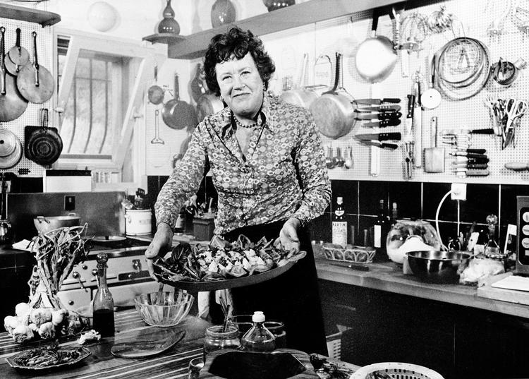 Julia Childs kogebog kan læses igen og igen, også selv om man ikke laver hendes retter. Men omeletterne skal man lave. Lettere mad findes ikke.  Foto: AP Photo/Ritzau Scanpix