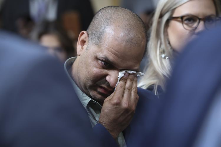 Politimanden Aquilino Gonell fik så mange bank under  stormen på kongressen, at han for to uger siden blev erklæret uegnet til at fortsætte i politiet. Han fulgte tirsdagens høring med tårer i øjnene. Flere af hans kollegaer døde, 150 betjente blev såret under angrebet.  Foto: Kevin Dietsch/Ritzau Scanpix