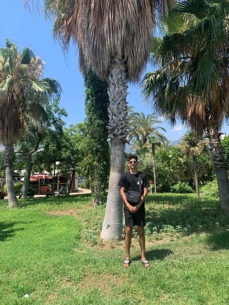 Daniel Hedegaard og hans og mor og lillebror skulle have være hjem fra Alanya i mandags, men har fået en ufrivillig forlængelse af ferien. Foto: Privat