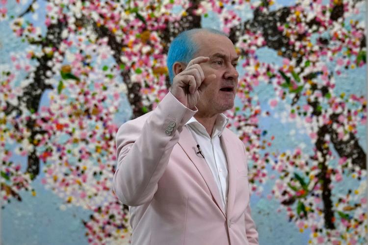 Damien Hirst ved åbningen af showet 'Cherry Blossoms' ved Cartier Foundation for Contemporary Art i Paris Friday. Juli 2021. Arkivfoto Francois Mori