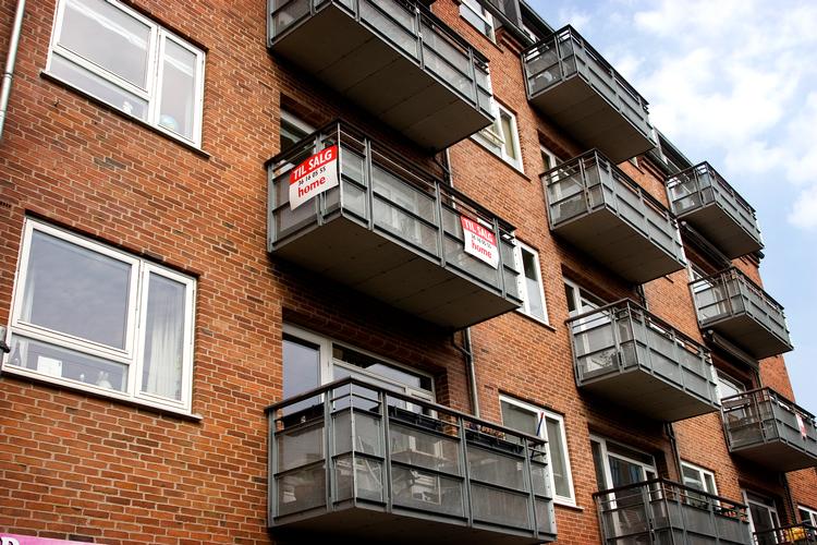 Sidste år blev ejerlejligheder revet af hylderne. Nu er renten steget, uden at priserne er faldet - og det betyder, at man skal bruge en rekordhøj andel af indkomsten på lån og boligskat, hvis man køber en lejlighed i København lige nu. Foto: Søren Schnoor