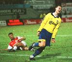 Ebbe Sand var som fodboldspiller kendt for altid at arbejde hårdt og være farlig foran mål - som mod Vejle i november 1997, da han scorede alle Brøndbys mål i en sejr på 4-1.  Han var desuden vellidt for at være fair og imødekommende. Foto: Viggo Landau/Landau Viggo