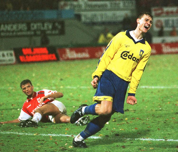 Ebbe Sand var som fodboldspiller kendt for altid at arbejde hårdt og være farlig foran mål - som mod Vejle i november 1997, da han scorede alle Brøndbys mål i en sejr på 4-1.  Han var desuden vellidt for at være fair og imødekommende. Foto: Viggo Landau/Landau Viggo
