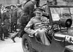    Premierminister Winston Churchill på rundtur i Berlins ruiner i juli 1945. Den gamle mand havde som premierminister formået at bryde gamle rutiner, modernisere den britiske rustningsindustri og mobilisere befolkningen. Arkivfoto 