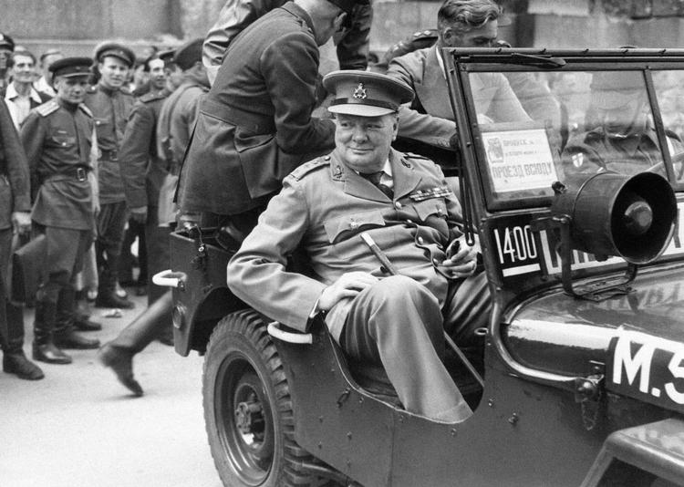    Premierminister Winston Churchill på rundtur i Berlins ruiner i juli 1945. Den gamle mand havde som premierminister formået at bryde gamle rutiner, modernisere den britiske rustningsindustri og mobilisere befolkningen. Arkivfoto 