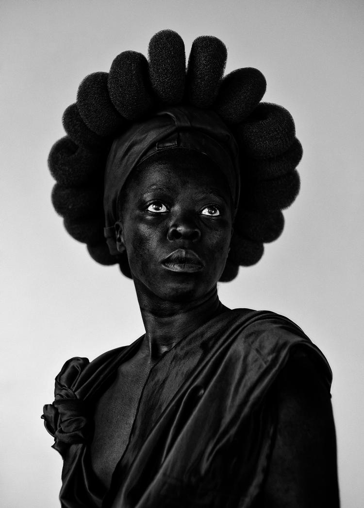 Skuresvampe i håret? Zanele Muholi har skabt en hyldest til blandt andet sin moder, der arbejdede som hushjælp og gjorde rent for de hvide i Sydafrika. Foto: Zanele Muholi
