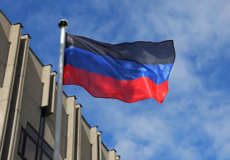 Donetsks flag vajer over den nyåbnede ambassade i Moskva. Nu har også Nordkorea anerkendt den ukrainske udbryderregion som en selvstændig stat som det tredje land i verden. Foto: Evgenia Novozhenina/Ritzau Scanpix