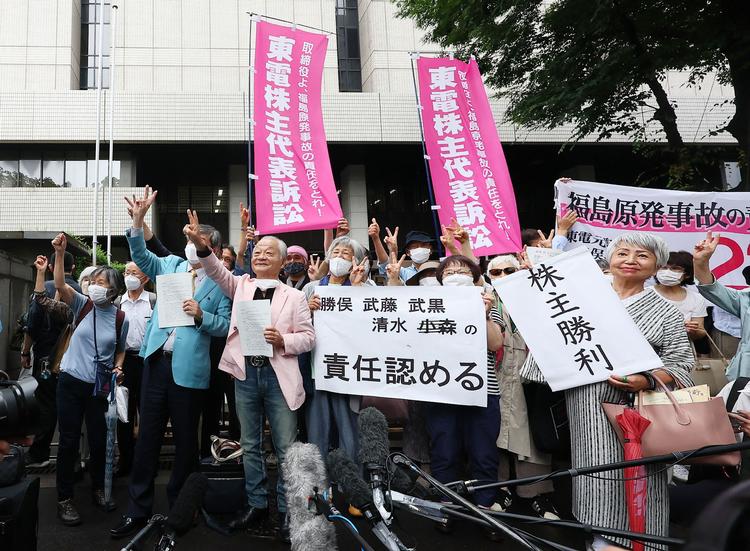 Sagsøgere og deres støtter jublede uden for retten, da Tepco-cheferne blev pålagt erstatningsansvar for nedsmeltningen på atomkraftværket i Fukushima. Foto: Str/Ritzau Scanpix