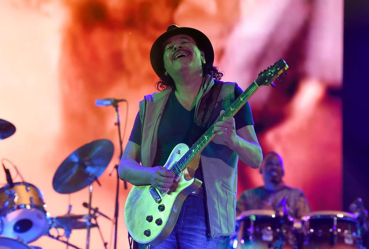 Det var pga dehydrering, at Carlos Santana fornylig dejsede om på scenen i Michigan midt under sangen 'Joy'. Santana kom hurtigt på benene igen, men måtte aflyse seks af sine amerikanske koncerter.  (Photo by ALFREDO ESTRELLA / AFP)   Foto: Alfredo Estrella/Ritzau Scanpix