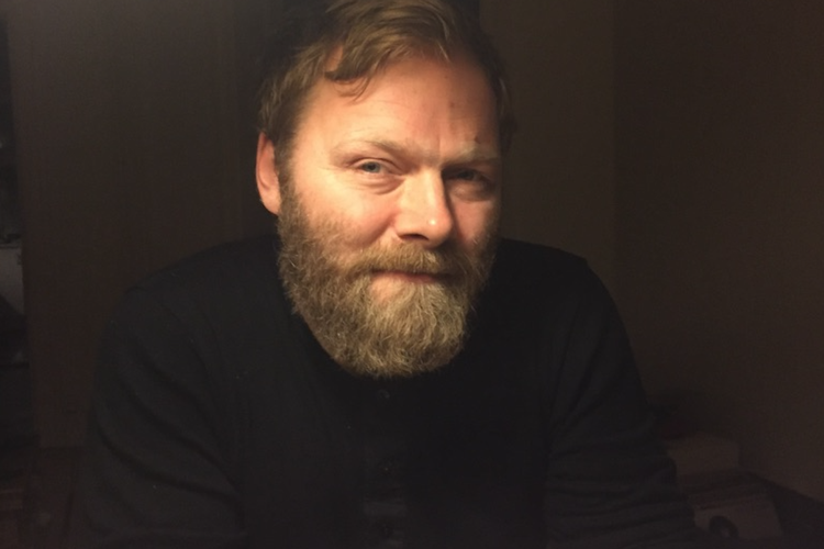 I det fleste af tegneren Bardur Oskarssons bøger kan teksten står bag på et frimærke.  Foto: Steffen Larsen
