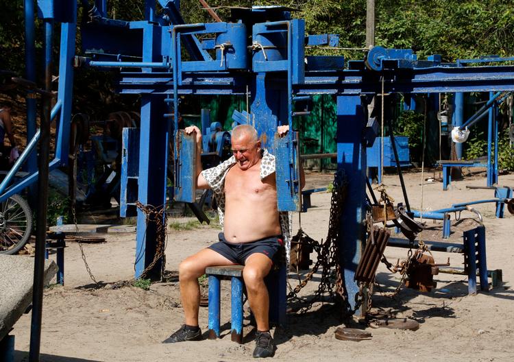 Helt så omfattende behøver apparaturet måske ikke at være. Men det ser ud til, at der skal tunge løft til, hvis man vil holde nerver og muskler i gang.  (AP Photo/Efrem Lukatsky) Foto: Efrem Lukatsky/Ritzau Scanpix