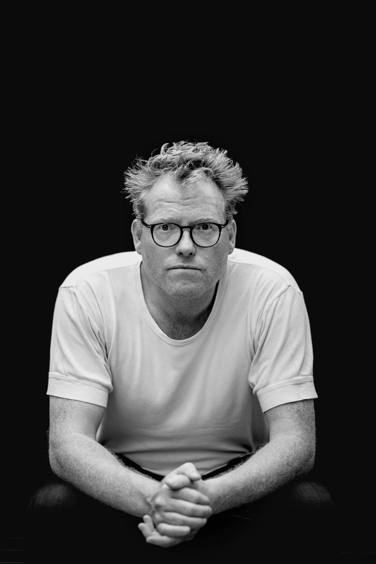     l Kulturens sommerserie om forældreskab interviewer Gudrun Marie fire mennesker (fra kulturens verden), der har mistet en forælder (også fra kulturens verden). Hvor er de forældre, der ikke findes mere? Hvornår hører vi dem? Hvornår mærker vi deres nærvær? Hvordan lever de videre i os? Sebastian Klein har skrevet en bog blandt andet om sin fars mørke, men hvor bærer han Jesper Klein i sig selv? Han fortæller blandt andet virkelig fint om at miste den betingelsesløse kærlighed, man kun får fra sine forældre. Og om den ensomhed, der ramte ham, da hans far døde, og han fik en stærk følelse, nærmest et chok af at opleve, at hans barndom forsvandt med ham. De andre i serien er Vilma Sandnes Johansson, om Solveig Sandnes, og Carl Quist-Møller (om Flemming) og Alberte Winding om Thomas W. Vilma fortæller stærkt og bevægende om at møde sin mor i forskellige typer drømme. Og om at tænke på hende i situationer, hvor hun har en følelse af, at hun leder efter noget, hun ikke kan komme på, hvad er. Indtil det går op for hende: Det er min mor, jeg leder efter. Her fire år efter hendes død kan hun savne savnet, som hun følte så stærkt lige efter begravelsen. I savnet er et nærvær, så selv om det er hårdt at stå i, er man også tæt på den, man har mistet.    Foto: Nanna Navntoft