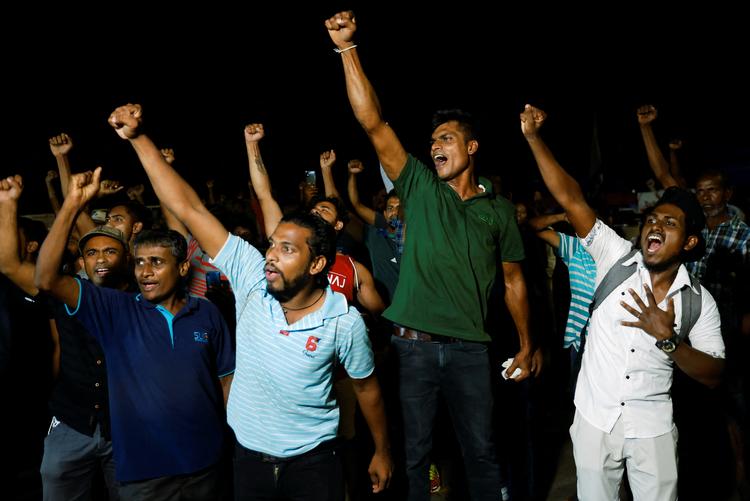 Srilankanere fejrer, at præsident Gotabaya Rajapaksa er fortid.  Foto: Adnan Abidi/Ritzau Scanpix