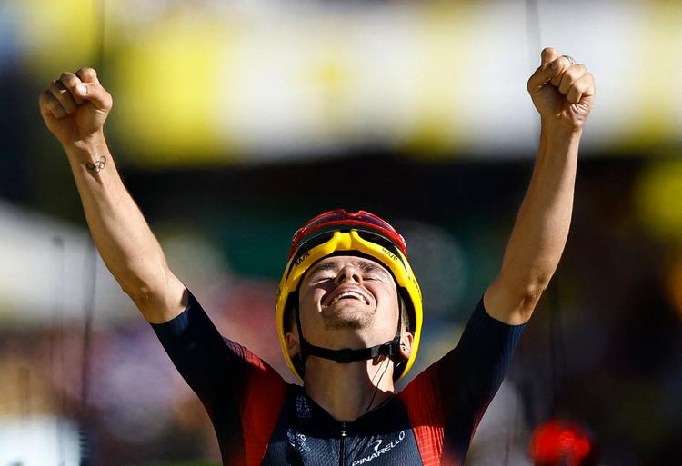 Ganske forståeligt var 22-årige Tom Pidcock ellevild af glæde, da han torsdag som den første krydsede stregen på Alpe d'Huez.   Foto: Christian Hartmann/Ritzau Scanpix