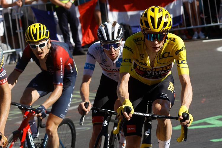 Da 12. etape nærmede sig sit klimaks på Alpe d'Huez, havde Jonas Vingegaard godt styr på Tadej Pogacar og de andre konkurrenter. Foto: Gonzalo Fuentes/Ritzau Scanpix